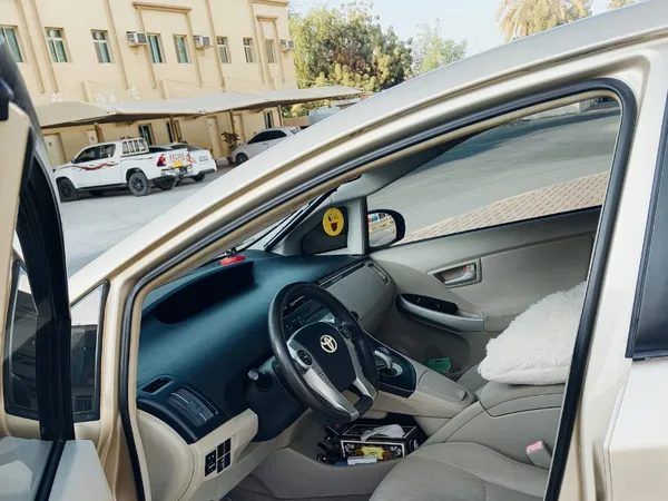 Cars for sale in uae Toyota Prius